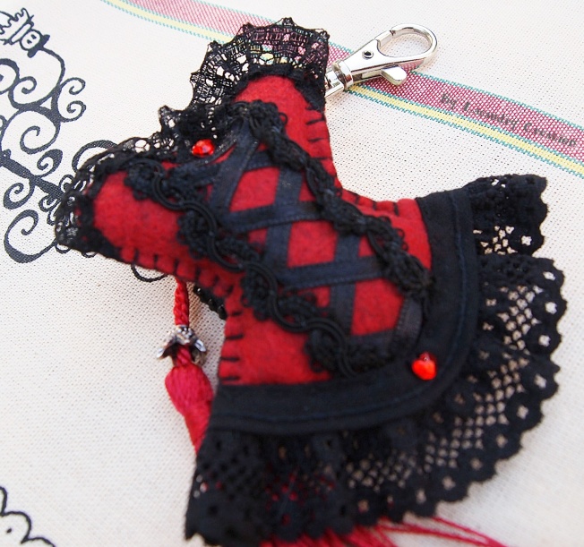 robe bustier corset laçage noir et robe rouge lacaudry creation 2
